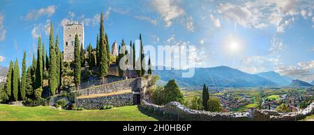 Mittelalterliche Burgruinen Castello di Arco und Talblick auf das Sarkotal, Arco, den Gardasee Nord, Trient, Trentino-Südtirol, Italien Stockfoto