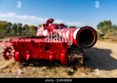 Alter sowjetischer Panzer in funky Farben, Bamyan, Afghanistan Stockfoto