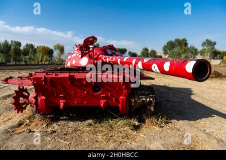 Alter sowjetischer Panzer in funky Farben, Bamyan, Afghanistan Stockfoto