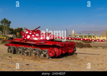 Alter sowjetischer Panzer in funky Farben, Bamyan, Afghanistan Stockfoto