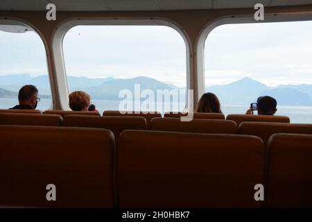 Passagiere, die in einem BC Ferry-Boot sitzen, das zwischen Horseshoe Bay und Gibsons, British Columbia, Kanada, fährt. Stockfoto