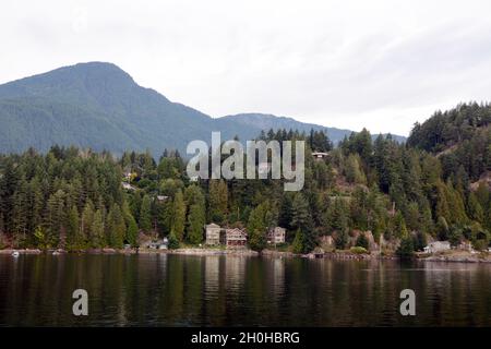 Häuser am Ufer des Howe Sound in der Gemeinde Langdale am Stadtrand von Gibsons, Sunshine Coast, British Columbia, Kanada. Stockfoto