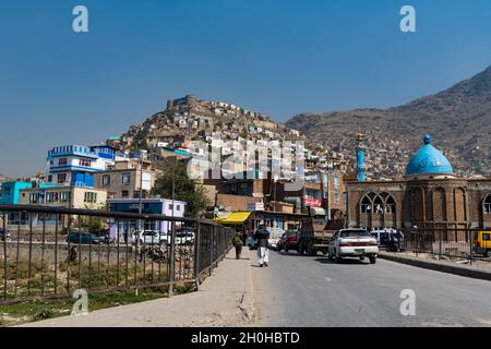 Häuser auf den Hügeln um den Sakhi Shah-e Mardan-Schrein oder Ziyarat-e Sakhi, Kabul, Afghanistan Stockfoto