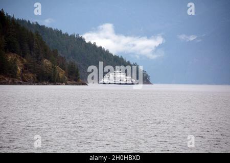 Ein BC-Auto und eine Passagierfähre, die zwischen den Terminals im Jervis Inlet im Pazifischen Ozean an der Sunshine Coast von British Columbia, Kanada, verkehrt. Stockfoto