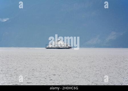 Ein BC-Auto und eine Passagierfähre, die zwischen den Terminals im Jervis Inlet im Pazifischen Ozean an der Sunshine Coast von British Columbia, Kanada, verkehrt. Stockfoto