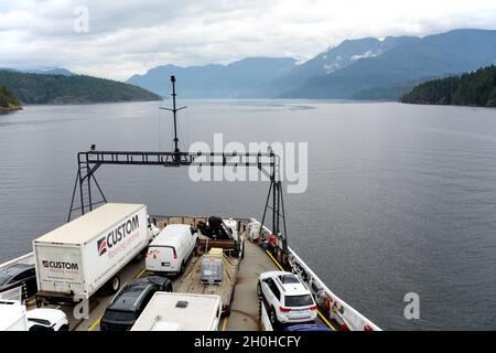 Fahrzeuge auf dem Hauptdeck auf einer BC-Passagier- und Autofähre, die in Jervis Inlet, Sunshine Coast, British Columbia, Kanada, fahren. Stockfoto