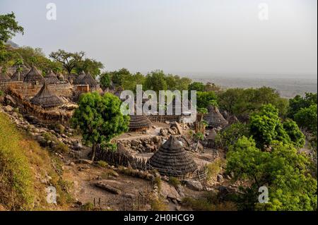 Traditionelle Bauhütten des Otuho- oder Lutoko-Stammes in einem Dorf in den Imatong-Bergen, Ost-Äquatoria, Südsudan Stockfoto