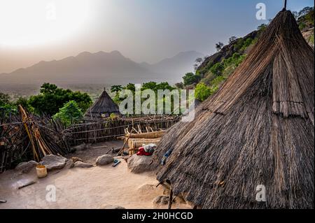 Traditionelle Bauhütten des Otuho- oder Lutoko-Stammes in einem Dorf in den Imatong-Bergen, Ost-Äquatoria, Südsudan Stockfoto