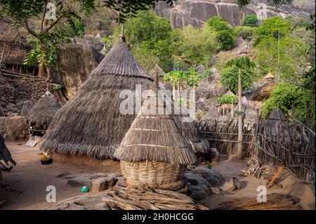 Traditionelle Bauhütten des Otuho- oder Lutoko-Stammes in einem Dorf in den Imatong-Bergen, Ost-Äquatoria, Südsudan Stockfoto