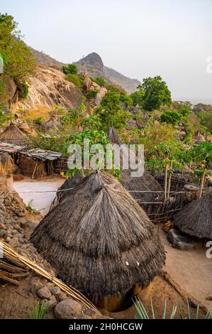 Traditionelle Bauhütten des Otuho- oder Lutoko-Stammes in einem Dorf in den Imatong-Bergen, Ost-Äquatoria, Südsudan Stockfoto