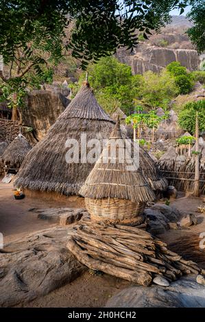 Traditionelle Bauhütten des Otuho- oder Lutoko-Stammes in einem Dorf in den Imatong-Bergen, Ost-Äquatoria, Südsudan Stockfoto