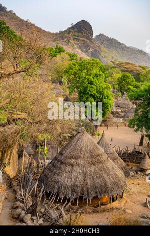 Traditionelle Bauhütten des Otuho- oder Lutoko-Stammes in einem Dorf in den Imatong-Bergen, Ost-Äquatoria, Südsudan Stockfoto