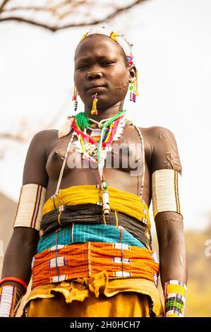 Traditionell gekleidetes junges Mädchen aus dem Stamm der Laarim, Boya Hills, Eastern Equatoria, Südsudan Stockfoto