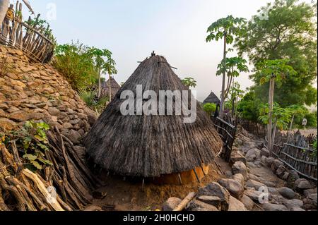 Traditionelle Bauhütten des Otuho- oder Lutoko-Stammes in einem Dorf in den Imatong-Bergen, Ost-Äquatoria, Südsudan Stockfoto