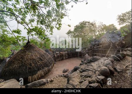 Traditionelle Bauhütten des Otuho- oder Lutoko-Stammes in einem Dorf in den Imatong-Bergen, Ost-Äquatoria, Südsudan Stockfoto