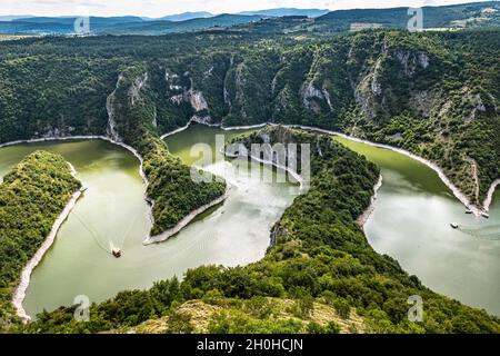 Uvac Fluss schlängelt sich durch die Berge, Uvac Special Nature Reserve, Serbien Stockfoto