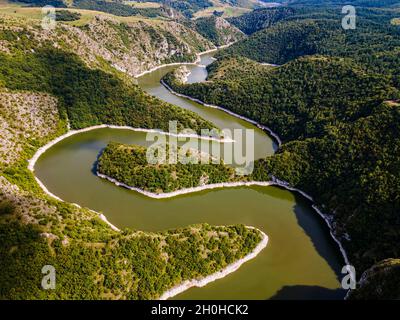 Uvac Fluss schlängelt sich durch die Berge, Uvac Special Nature Reserve, Serbien Stockfoto