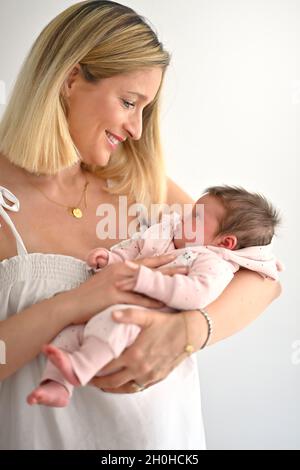 Mutter mit Kleinkind, Mädchen, 4 Wochen, Stuttgart, Baden-Württemberg, Deutschland Stockfoto