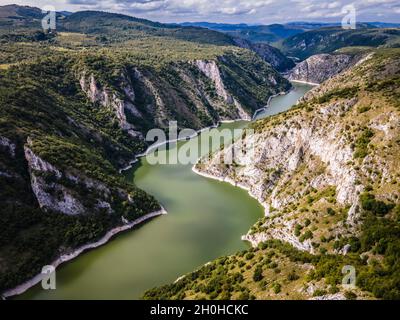 Uvac Fluss schlängelt sich durch die Berge, Uvac Special Nature Reserve, Serbien Stockfoto