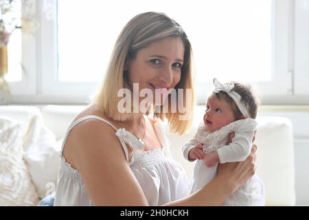Mutter mit Kleinkind, Mädchen, 4 Wochen, Stuttgart, Baden-Württemberg, Deutschland Stockfoto