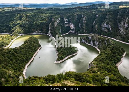 Uvac Fluss schlängelt sich durch die Berge, Uvac Special Nature Reserve, Serbien Stockfoto