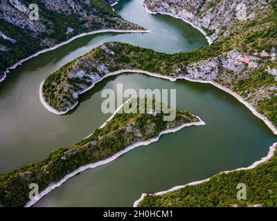 Uvac Fluss schlängelt sich durch die Berge, Uvac Special Nature Reserve, Serbien Stockfoto