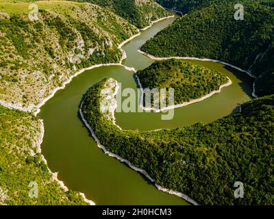 Uvac Fluss schlängelt sich durch die Berge, Uvac Special Nature Reserve, Serbien Stockfoto