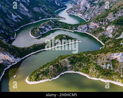 Uvac Fluss schlängelt sich durch die Berge, Uvac Special Nature Reserve, Serbien Stockfoto