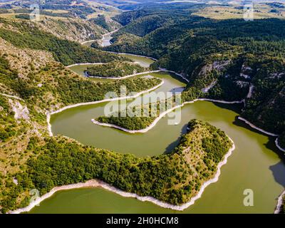 Uvac Fluss schlängelt sich durch die Berge, Uvac Special Nature Reserve, Serbien Stockfoto