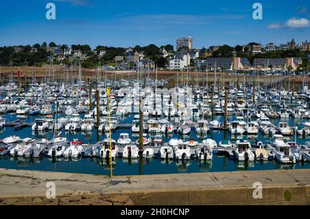 Blick über den Yachthafen nach Trebeurden, Cote de Granit Rose, Cotes d'Armor, Bretagne, Frankreich Stockfoto