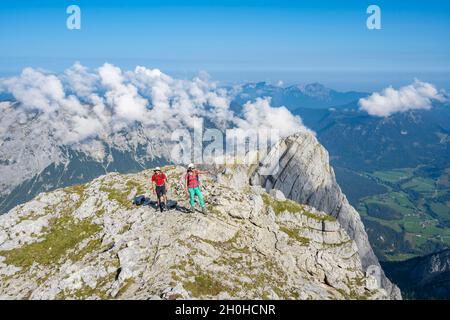 Zwei Wanderer auf dem Weg zu den Hochkalter, Berchtesgadener Alpen, Berchtesgadener Land, Oberbayern, Bayern, Deutschland Stockfoto