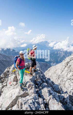 Zwei Wanderer blicken über Berge, wandern zu den Hochkalter, Berchtesgadener Alpen, Berchtesgadener Land, Oberbayern, Bayern, Deutschland Stockfoto