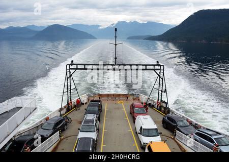 Fahrzeuge auf dem Hauptdeck auf einer BC-Passagier- und Autofähre, die in Jervis Inlet, Sunshine Coast, British Columbia, Kanada, fahren. Stockfoto