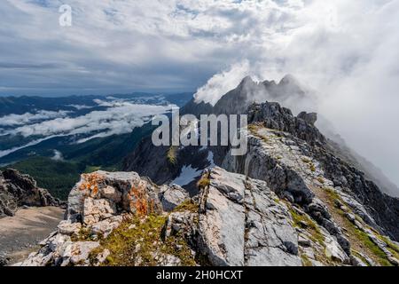 Blick vom Gipfel, westliche Törlspitze, Berge mit dramatischen Wolken, Wettersteingebirge, Garmisch-Partenkirchen, Bayern, Deutschland Stockfoto