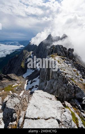 Blick vom Gipfel, westliche Törlspitze, Berge mit dramatischen Wolken, Wettersteingebirge, Garmisch-Partenkirchen, Bayern, Deutschland Stockfoto