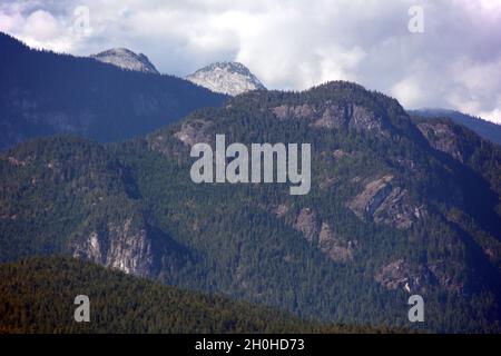 Coast Mountains und gemäßigter Regenwald über Jervis Inlet an der Sunshine Coast von British Columbia, Kanada. Stockfoto