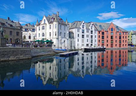 Hausfront im Wasser reflektiert, Steinhäuser, Jugendstil, Alesund, More Og Romsdal, Norwegen Stockfoto