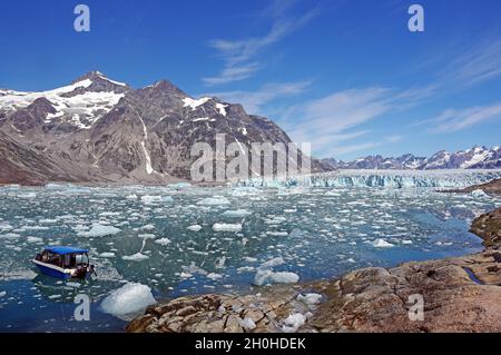 Boot in einem Fjord mit Drifteis, Gletscher und wilder Berglandschaft, Knud Rasmussen Gletscher, Tasilaq, Ostgrönland, Grönland, Arktis, Dänemark Stockfoto