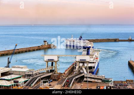 Fähre DFDS Seaways verlässt Fährhafen, Abendhimmel, Dover, Kent, English Channel, England, Vereinigtes Königreich Stockfoto