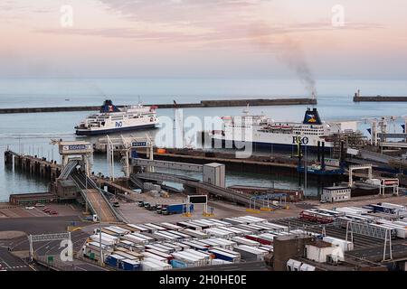 P&amp;O Fähren und LKW im Fährterminal, Abendhimmel, Dover, Kent, England, Vereinigtes Königreich Stockfoto