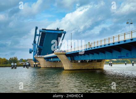 Peenebrücke, offene, größte Waagenträger-Bascule-Brücke in Deutschland, Wolgast, Mecklenburg-Vorpommern, Deutschland Stockfoto