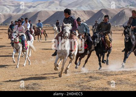 Männer üben ein traditionelles Buzkashi-Spiel, Yaklawang, Afghanistan Stockfoto