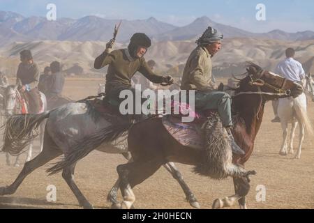 Männer üben ein traditionelles Buzkashi-Spiel, Yaklawang, Afghanistan Stockfoto