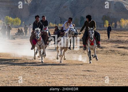 Männer üben ein traditionelles Buzkashi-Spiel, Yaklawang, Afghanistan Stockfoto