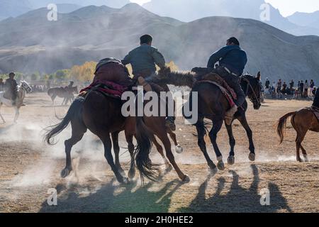 Männer üben ein traditionelles Buzkashi-Spiel, Yaklawang, Afghanistan Stockfoto