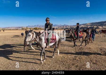 Männer üben ein traditionelles Buzkashi-Spiel, Yaklawang, Afghanistan Stockfoto