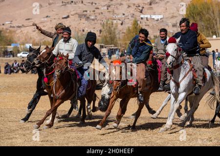 Männer üben ein traditionelles Buzkashi-Spiel, Yaklawang, Afghanistan Stockfoto