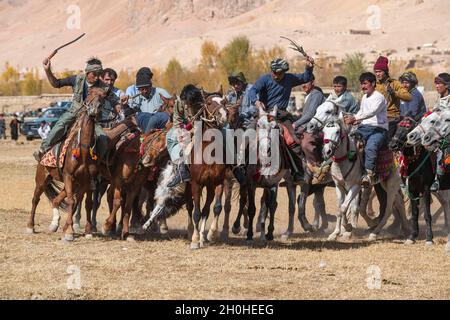 Männer üben ein traditionelles Buzkashi-Spiel, Yaklawang, Afghanistan Stockfoto