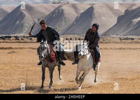 Männer üben ein traditionelles Buzkashi-Spiel, Yaklawang, Afghanistan Stockfoto