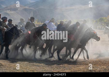 Männer üben ein traditionelles Buzkashi-Spiel, Yaklawang, Afghanistan Stockfoto